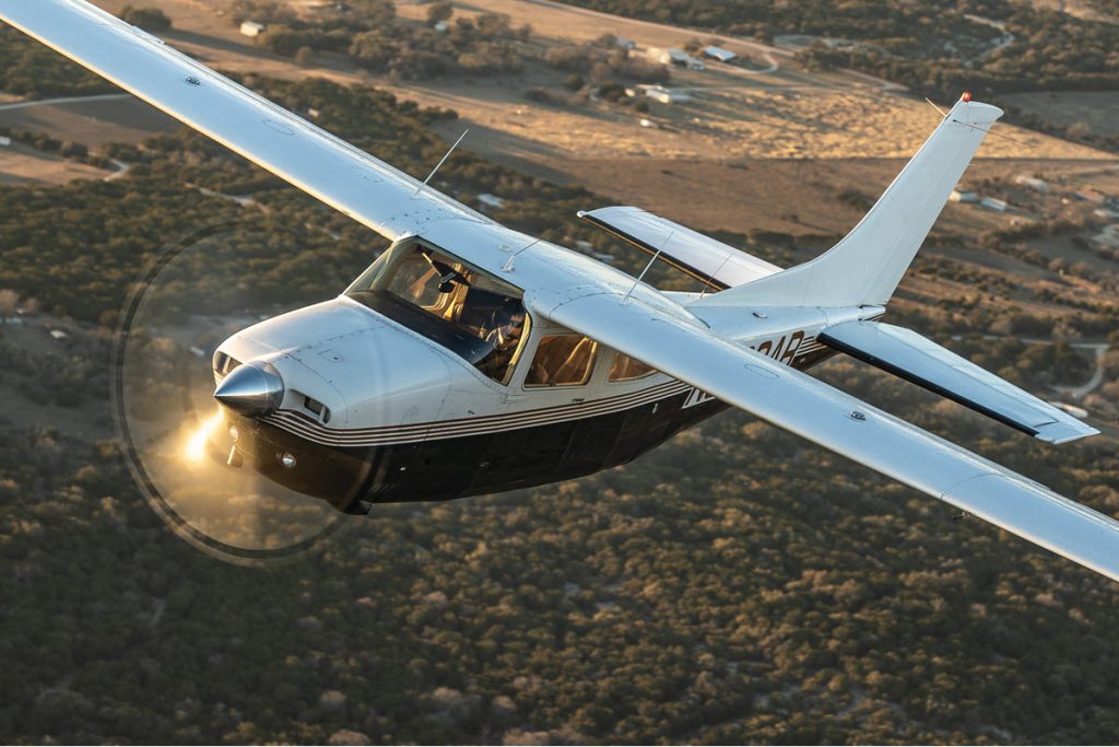 Cessna T 210 Centurion in flight